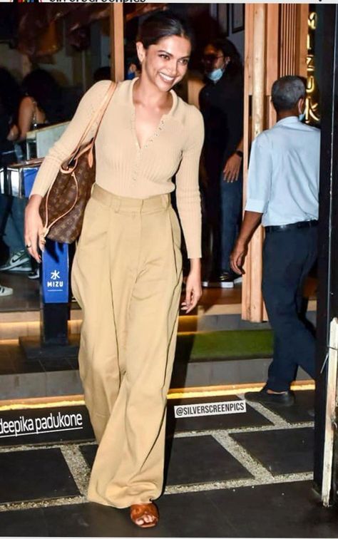 Deepika Padukone Casual, Minimalistic Summer Outfits, Deepika Padukone Dresses, Natural Clothing Style, Office Wears, Breezy Outfit, Shreya Ghoshal, Deepika Padukone Style, Casual College Outfits