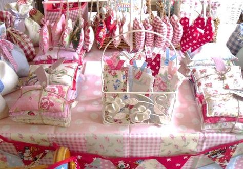 Craft Fair Secrets – How to Make a Great Craft Fair Display. M. you probably know all this, but i thought I'd pin it anyway Craft Stall Display, Fall Craft Fairs, Craft Booth Display, Fair Display, Craft Fairs Booth, Craft Booth Displays, Craft Stalls, Craft Fair Displays, Craft Display