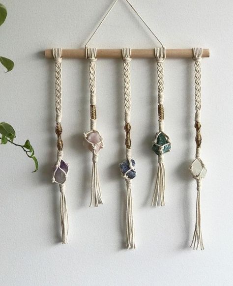 Crystal Tumble Display, Macrame With Stones, Macrame And Crystals, Crystal Crafts To Sell, Macrame With Crystals, Macrame With Beads, Diy Crafts Keychain, Crystals Decor, Macrame Colar