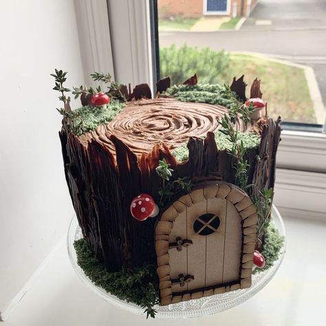 Chocolate Garden Cake, Fairy Log Cake, Forest Aesthetic Birthday Party, Tree Trunk Cake Ideas, Tree Stump Fairy Cake, Fairy House Birthday Cake, Nature Themed Cakes, Nature Cakes Birthday, Easy Fairy Cake