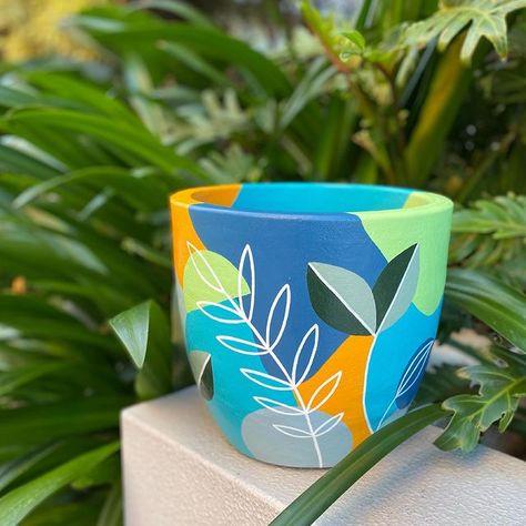 Australian Summer, Diy Pottery Painting, Flower Pot Art, Painted Pots Diy, Painted Plant Pots, Painted Clay Pots, Tropical Sunset, Diy Flower Pots, Sunset Blue