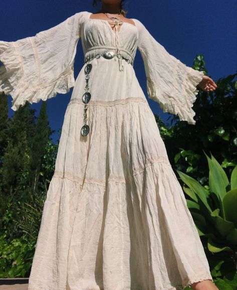 Elegant Hippie Dress, Hippie Dresses Boho Wedding, White Witchy Dress, Folk Style Wedding, 70s Boho Dress, Flowy Hippie Dress, 70s Dresses Aesthetic, Boho 70s Wedding Dress, Stevie Nicks Prom Dress