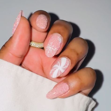 22 December Nail Ideas to Round Out 2024 Nail Ideas Short Round, Nails Short Christmas, December Nail Ideas, Holiday Nail Ideas, Short Round Nails, December Nails, 22 December, Round Nails, French Tips