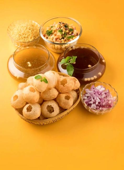 Gol gappe Gol Gappe Aesthetic, Indian Food Party, Paani Puri, Gol Gappe, Pani Puri, Indian Dessert, Indian Dessert Recipes, Baby Top, Indian Desserts