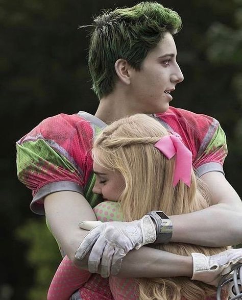 Milo And Meg, Zombies Disney, Zombie Wallpaper, Alien Ship, Meg Donnelly, Zombie Disney, Zombie Movies, Zombie 2, Disney Stars