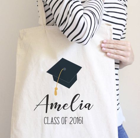 Graduation Souvenirs Ideas, Graduation Cap Illustration, Commissioning Ceremony, Graduation Souvenirs, Doctorate Graduation, Cap Illustration, Graduate Cap, Cap Graduation, Wedding Souvenir