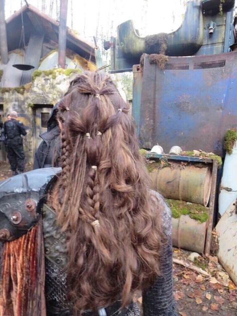 Lexa Hair!!!! Viking Halloween, Viking Baby, Commander Lexa, Lexa Y Clarke, Lexa The 100, Hair Test, The 100 Show, Viking Hair, Apocalyptic Fashion