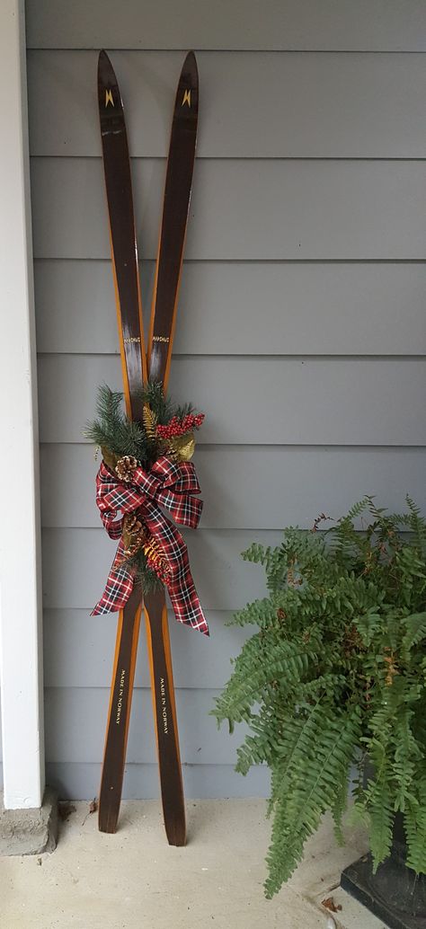 Antique Skis Decor Christmas, Old Skis Ideas Front Porches, Christmas Ski Decorations Front Porches, Skiis Christmas Decor, Skis Christmas Decor, Old Skis Decor Christmas, Christmas Snowshoes Decor, Wooden Skis Decor Christmas, Christmas Skis Decoration