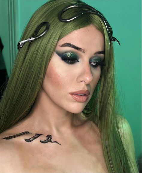 Medusa Halloween glam makeup: A stunning Halloween costume and makeup idea for a mythical transformation Medusa Costume, Green Wing, Spooky Szn, Glam Makeup Look, Collar Bone, Glam Look, Snake Tattoo, Creative Mind, Glam Looks