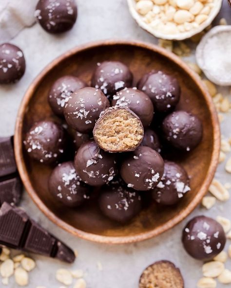 PBN Food on Instagram: “Check out these super simple yet delicious chocolate peanut butter truffles from @bakeritablog 👩‍🍳...the perfect treat that takes less than…” Peanut Butter Truffles, Pumpkin Seed Butter, Peanut Butter Candy, Truffle Butter, Chocolate Peanuts, Creamy Peanut Butter, Chocolate Truffles, Good Healthy Recipes, Nut Butter