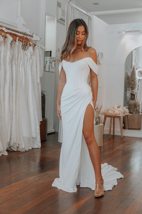 Split Wedding Dress, Wedding Dresses Australia, Fiji Wedding, Beach Vintage, Romantic Beach, Dream Wedding Ideas Dresses, Sleeve Wedding Dress, Long Sleeve Wedding, Wedding Goals