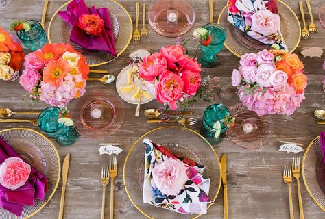 Wood table with bright florals and colorful napkins and drinkware Bridal Shower Tablescape, Bridal Shower Themes, Tafel Decor, Boda Mexicana, Bright Florals, Shower Themes, Mexican Wedding, Floral Bridal Shower, Flower Ideas