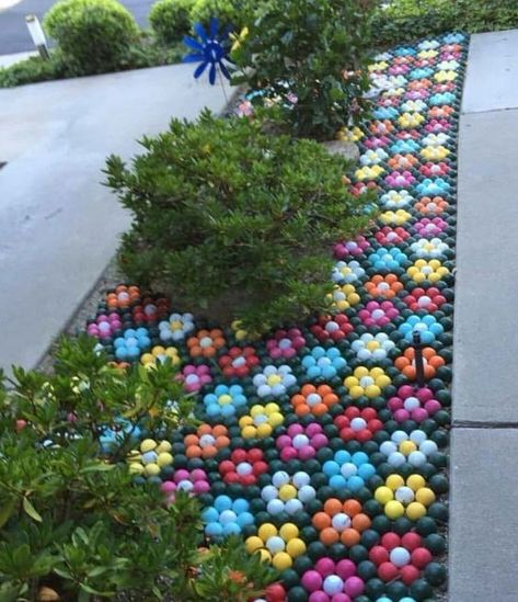 Diy Mosaic Garden, Golf Ball Crafts, River Rock Landscaping, Garden Balls, Golf Decor, Golf Art, Mosaic Garden, Mosaic Diy, Whimsical Garden