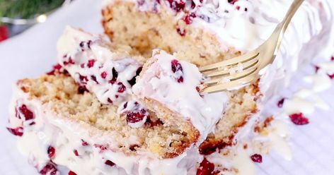 Cranberry Bliss Bread Recipe {Inspired by Starbucks Cranberry Bliss Bars} Christmas Pound Cake, Cranberry Pound Cake Recipe, Cranberry Pound Cake, Easy Dessert Recipes Christmas, Christmas Cranberry, Cranberry Bliss Bars, Cranberry Cake, Christmas Cake Pops, Christmas Desserts Easy