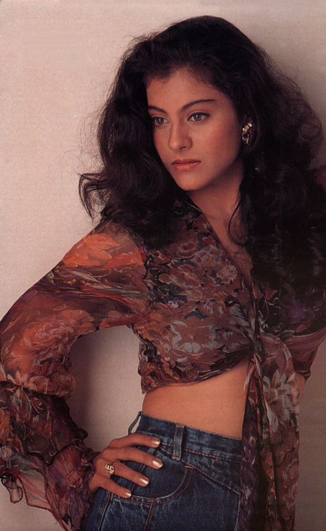 Kajol Devgan Kajol Image, Retro Outfits 90s Women, Retro Outfits 90s, 90s Bollywood Actress, 90s Bollywood Fashion, Bollywood Retro, 90s Bollywood Aesthetic, Retro Bollywood, 90s Bollywood