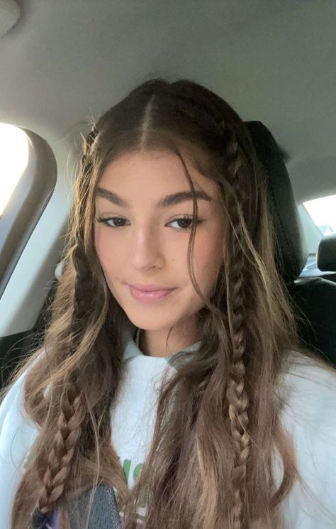 Highschool Hairstyles, Darianka Sanchez, Wavy Hair With Braid, Anna Hair, Concert Hairstyles, Dance Hairstyles, Peinados Fáciles Para Cabello Corto, Hair Stylies, Girl Haircuts