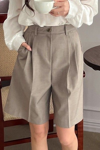 Power Photoshoot, Look Bermuda, Bermuda Pants, Bermuda Shorts Women, Modern Hanbok, Look Formal, Shorts Fit, Color Trends Fashion, Photoshoot Idea