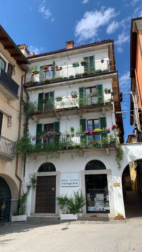 Italian Home Aesthetic Exterior, Italy Apartment Exterior, Italian Home Layout, Mediterranean Apartment Exterior, Spanish Apartment Exterior, Italian Appartement, European Apartment Exterior, Small Italian House Exterior, Italian Apartment Exterior