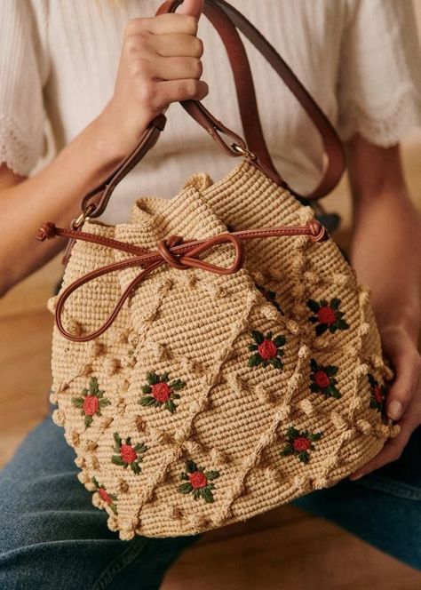 Trendy Crochet Bag, Crochet Bag Ideas, Raffia Basket, Crochet Placemat Patterns, Kids Knitting Patterns, Red Leather Handbags, Trendy Crochet, Flower Bag, Bag Ideas