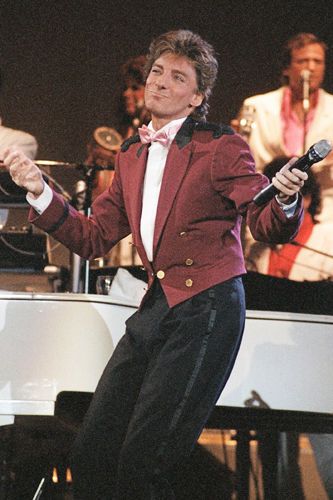 Manilow in the swing!!! Host Outfit, Waiter Outfit, Gerry Mulligan, New Year's Games, Barry Manilow, Barry M, Male Celebrities, Have A Day, Music Icon