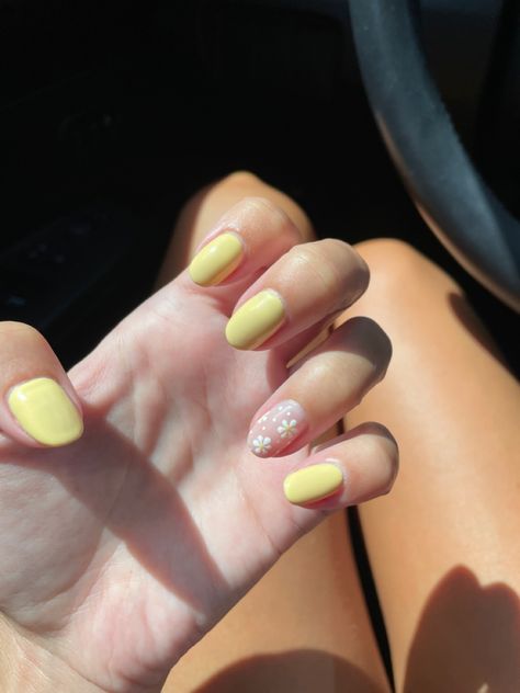 Nails For A Yellow Prom Dress, Daisy Yellow Nails, Yellow Daisy Nails, Pastel Yellow Daisy Nails, Butter Nail Polish, Yellow Toe Nails, Elite Nails, Sun Nails, Daisy Nail Art