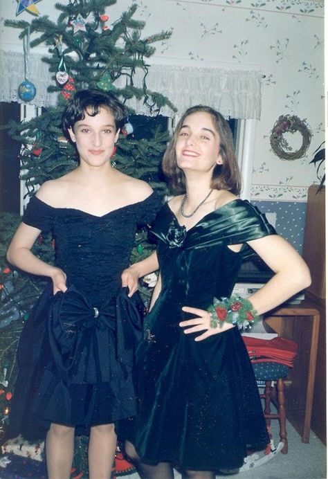 my mom and her sister getting ready to go to homecoming 1990s Prom, Punk Prom, School 90s, Zombie Prom, 80s Prom, Prom Inspo, 80s And 90s Fashion, Pretty Ppl, Prom Pictures