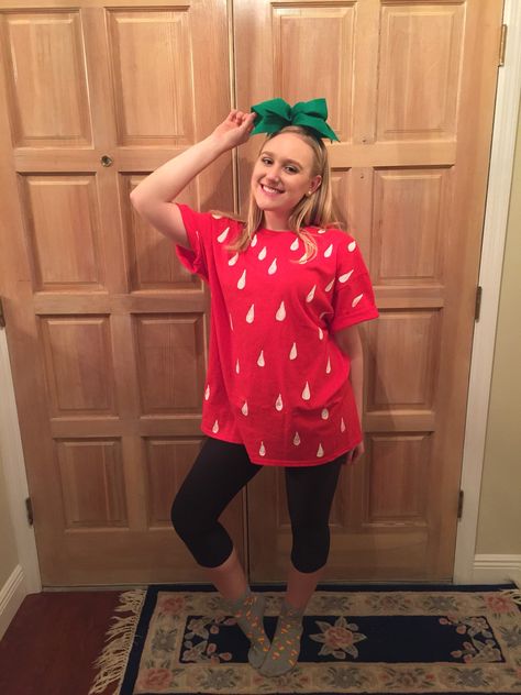 Adult Fruit Costume, Orange Diy Costume, Adult Strawberry Costume, Homemade Strawberry Costume, Easy Food Halloween Costumes, Fruit Costume Women, Tshirt Costume Ideas, Diy Strawberry Costume, Diy Fruit Costume