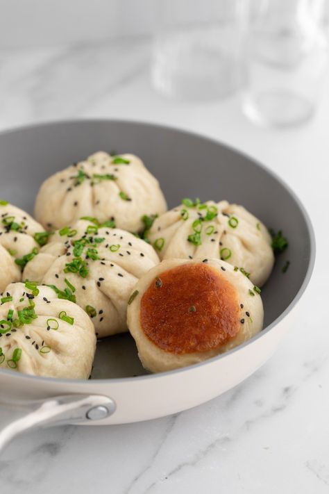 Soft, fluffy, and chewy pan fried pork buns filled with a juicy pork filling, finished with a crispy, golden-brown bottom. Sheng Jian Bao, Taiwanese Breakfast, Steamed Pork Buns, Milk Bun, Pork Buns, Bun Recipe, Steamed Buns, Fried Pork, Ground Pork