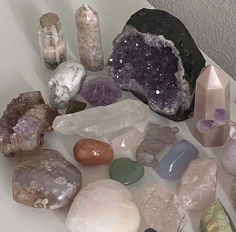 Types Of Rocks, Studera Motivation, Tas Mini, Crystal Room, Crystal Vibes, Crystal Aesthetic, Spiritual Crystals, Pretty Rocks, Witch Aesthetic