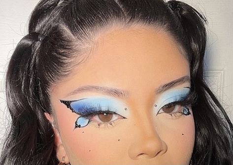 Blue Butterfly Eye Makeup, White Butterfly Eyeliner, Fairy Wings Makeup, Butterfly Makeup Easy, Butterfly Inspired Makeup, Blue Butterfly Makeup, Artistic Eye Makeup, Makeup Mariposa, Butterfly Liner