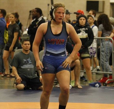 Female Wrestlers High School, Girls Wrestling, Olympic Wrestling, Female Wrestling, School Edition, This Is The End, College Money, Fitness Inspiration Body, Women's Wrestling