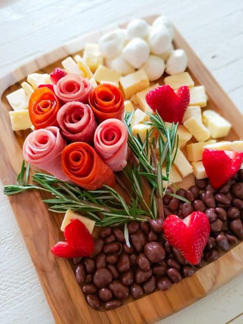 Fun Charcuterie Board Ideas Valentines, Valentine Charcuterie Bouquet, Engagement Charcuterie Board Ideas, Charcuterie Board Heart Shaped, Bouquet Charcuterie Board, Simple Valentines Charcuterie Board, Valentine Charturie Board, Charcuterie Board For Tea Party, Valentines Brunch Board