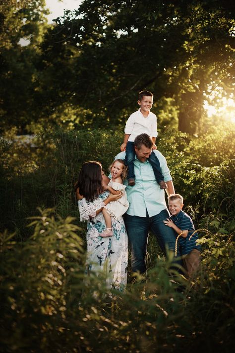 Family Portrait Photography Poses, Family Holding Hands, Summer Photo Shoot, Extended Family Photography, Family Studio Photography, Toddler Photoshoot, Location Scouting, Sunflower Photography, Summer Family Photos