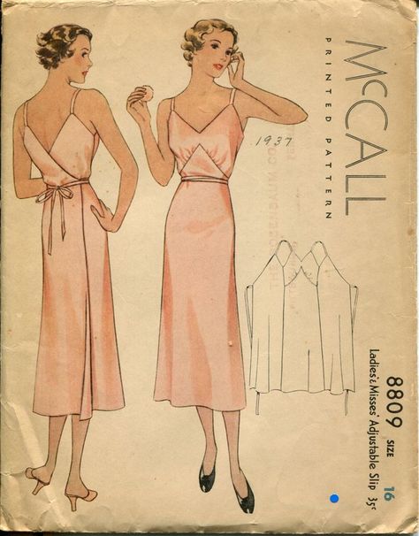 McCall 1930s wrap slip 30s Dress Pattern, 1940s Slip, 1930s Nightgown, Nightgown Sewing Pattern, Patron Vintage, Lingerie Vintage, Sewing Lingerie, Vintage Dress Patterns, 1930s Fashion