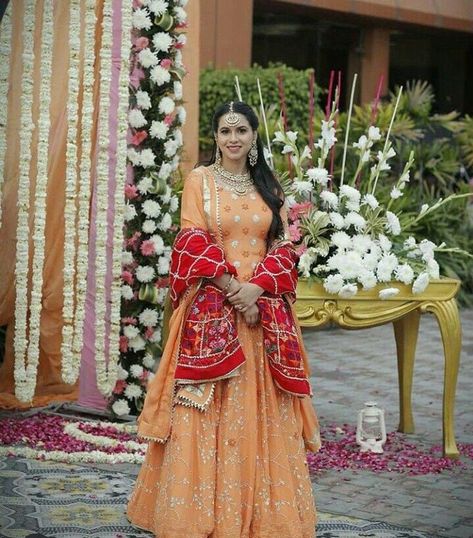 Punjabi Engagement Outfit, Punjabi Engagement, Marriage Dress, Indian Bridal Photos, Indian Bride Outfits, Punjabi Outfits, Womens Trendy Dresses, Engagement Outfit, Bridal Dress Fashion