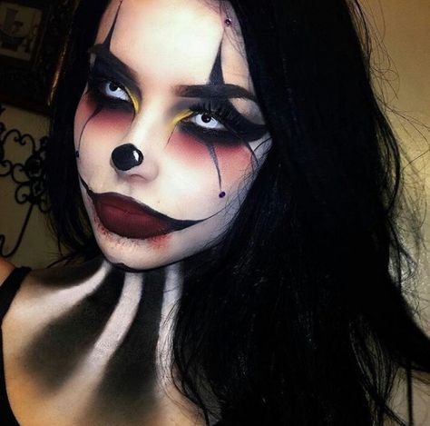 Black and white clown makeup with white contacts for Halloween Makeup Horor, Maquillage Halloween Clown, Makeup Fantasi, Carnaval Make-up, Makeup Clown, Halloween Makeup Clown, Fantasy Make-up, Halloweenský Makeup, Halloween Make-up Looks