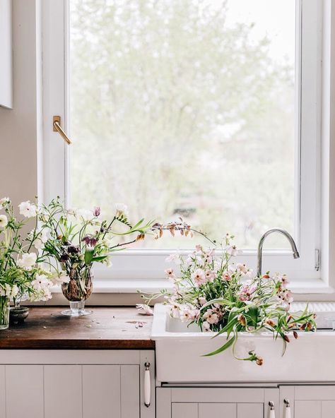 @floretally on Instagram: “Spring in sink;) . . #myfloraldays #spring #flowers #floraldesign #floralart #fineartflowers #floral_perfection #bloomoftheday…” Flowers In Sink, Kitchen Cabinet Style, Flowers Kitchen, Farmhouse Sink Kitchen, Farmhouse Sink, Bunch Of Flowers, Kitchen Sink, Dahlia, Spring Flowers