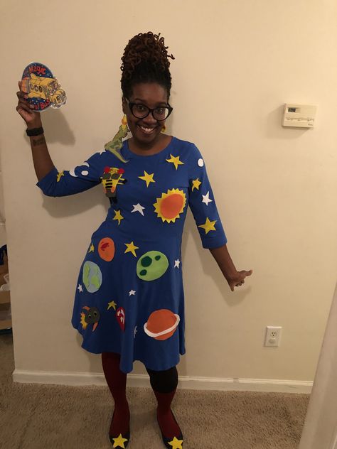 Magic School Bus Costume, School Bus Costume, Ms Frizzle Costume, Miss Frizzle Costume, Frizzle Costume, Miss Frizzle, Holiday Shoot, Ms Frizzle, Team Costumes