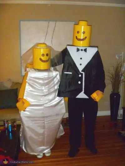 Lego Bride And Groom, Couples Costumes Creative, Funny Couple Costumes, Lego Costume, Funny Couple Halloween Costumes, Costumes Pictures, Grant Wood, Homemade Halloween Costumes, Cute Couple Halloween Costumes