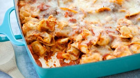 This oh-so-easy casserole practically makes itself with help from store-bought tortellini, and with everyone’s favorite pizza ingredients folded in and melted to perfection, we can guarantee it’ll be a hit! Tortellini Pizza, Dinner Bakes, Pepperoni Pizza Casserole Recipe, Pepperoni Pizza Casserole, Cheesy Tortellini, Cheesy Pasta Bake, Pizza Casserole, Best Casseroles, Best Pasta Recipes