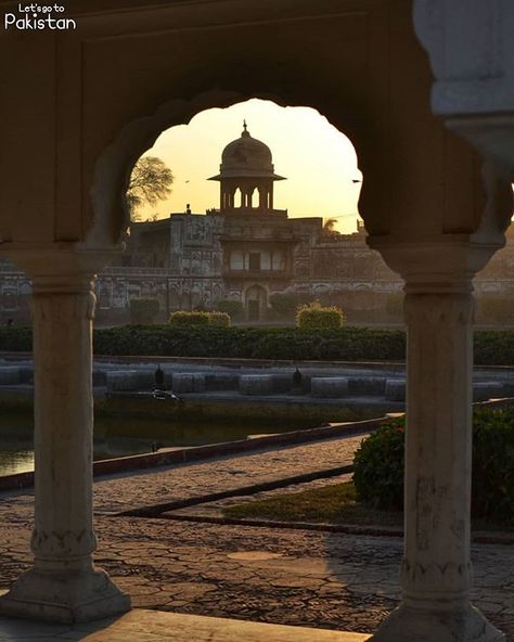 #Lahore Wandering inside the 300 years old Shalimar Gardens! 🌻 Details: Inscribed as a #UNESCO World #Heritage Site #gardens date from the period when the Mughal Empire was at its artistic and aesthetic zenith, and are now one of the most #popular tourist destinations of the city of Lahore. 🌟 Photo credits: @k.e.h.k.i.s.h.a.n 📸 Shalimar Garden, Hunza Valley, World Most Beautiful Place, Mughal Empire, The 300, Green Valley, South Asia, Beautiful Lakes, Beautiful Places To Visit