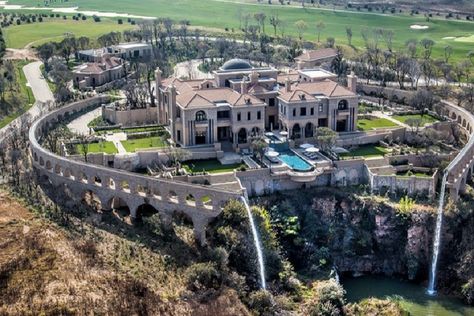 Palazzo Steyn – South Africa’s Most Expensive & Lavish Mega Mansion Billionaire Homes, Big Mansions, Dream Mansion, A Mansion, Mega Mansions, Rich Home, Gate House, Modern Mansion, Expensive Houses