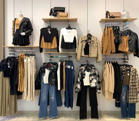 Visual Merchandising Displays Clothing Retail, Visual Merchandising Ideas Clothing Store Displays, Visual Merchandising Displays Clothing, Shop Display Ideas, Clothes Shop Design, Clothing Boutique Ideas, Clothing Boutique Interior, Bridal Boutique Interior, Visual Merchandising Fashion