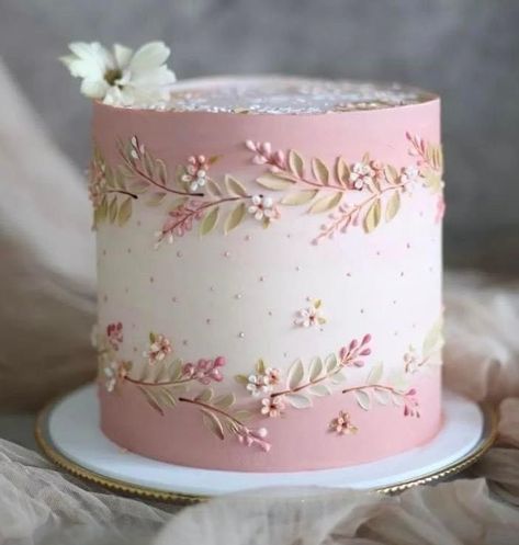 Floral Theme Birthday Cake, Pretty Cakes For Women Birthdays Simple, Bday Cakes For Women Beautiful, Ladies Birthday Cake Ideas, Floral Cake Design Birthday, Simple Beautiful Cakes, Women’s Birthday Cake, Flower Cakes Birthday, Floral Pink Cake