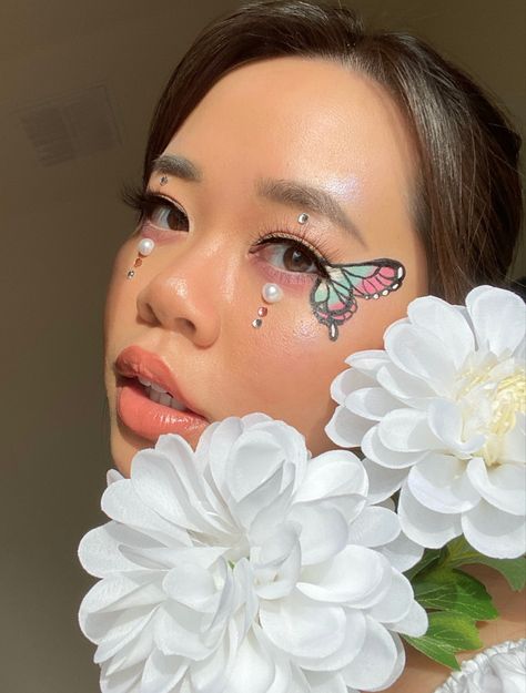 demon slayer, shinobu kocho, graphic liner, pearl, jewel, eye makeup, butterfly, fairy, anime, manga, asian, beauty Shinobu Eyes, Shinobu Butterfly, Shinobu Pfp, Cosplay Demon Slayer, Demon Slayer Character, Makeup Themes, Eyeliner Designs, Soft Eye Makeup, Butterfly Makeup