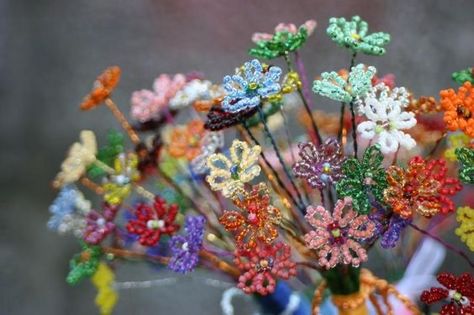 Beaded Bouquet, Beaded Flowers Patterns, Seed Bead Flowers, French Beaded Flowers, Wire Flowers, Home Diy Ideas, Beaded Crafts, Street Market, Home Diy Projects