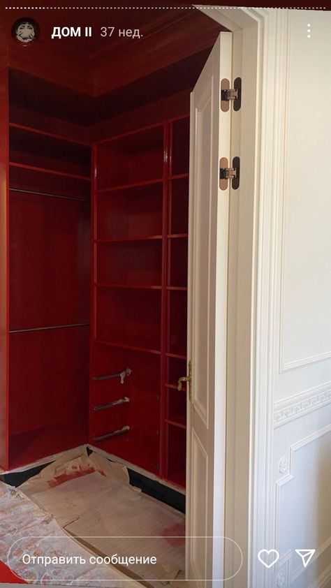 Red Wardrobe, Red Closet, House Flippers, Italian Interior, Wardrobe Room, Closet Room, Interiors Dream, New York Apartment, Dream Apartment