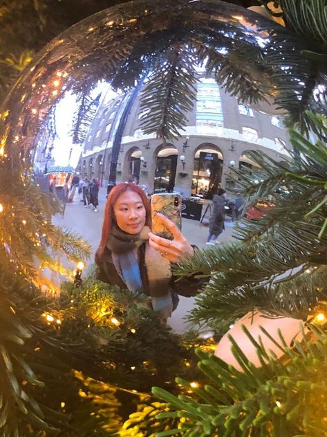 Best Christmas Destinations In The World | Vacation Aesthetic Christmas Selfies Instagram, Christmas Photo Ideas Instagram At Home, Christmas Pic Ideas Instagram, Christmas Market Pictures Ideas, Christmas Market Instagram Pictures, London Christmas Photo Ideas, Christmas Instagram Post Ideas, Christmas Photo Dump, December Instagram Post Ideas