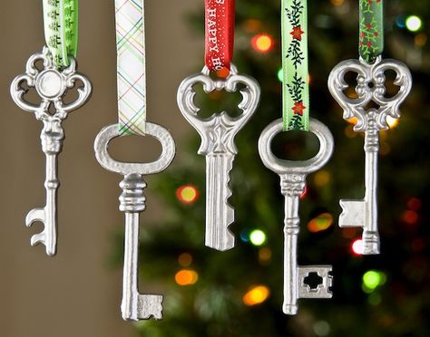 I love using keys in craft projects. Maybe it’s a deeper need to unlock some part of my future? I’m ... » Diy Christmas Candy, Key Crafts, Diy Key, Christmas Tree Decorations Diy, Diy Deco, Festival Diy, Christmas Projects Diy, Navidad Diy, Bright Ideas