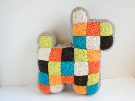 plus 3 crochet: patchwork dog pillow -- tutorial Dog Pillow Pattern, Easy Patchwork, Crocheted Toys, Crafts Crochet, Pillow Tutorial, Crochet Pillows, Haken Baby, Crochet Cushions, Crochet Pillow